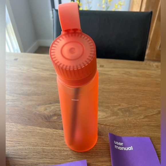 Air Up water bottle with flavor pods. - Picture 9 of 11